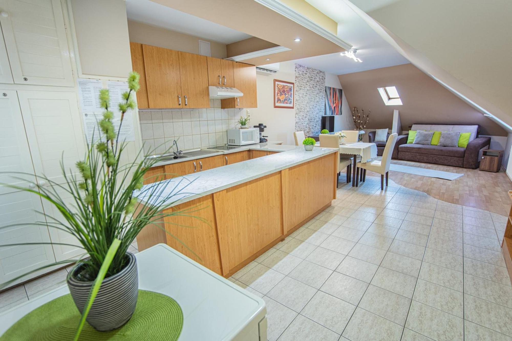 Delfin Apartman Sarvar Bagian luar foto